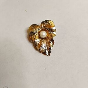 Vintage Signed Sarah Coventry Gold Leaf Simulated Pearl Brooch‎
